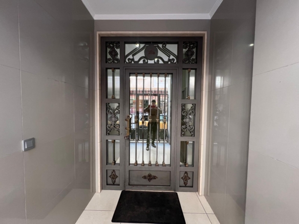 584