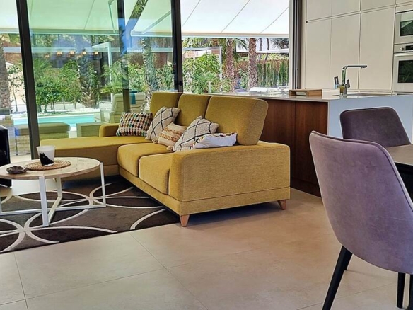 584