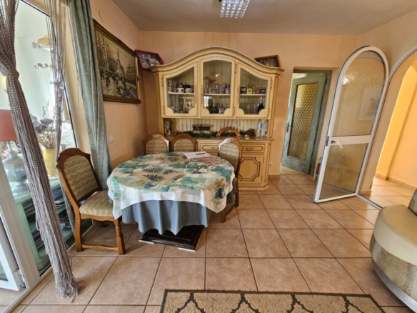 584