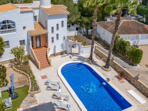 Spacious Detached Luxury Villa in Pinar de Campoverde with tourist licence