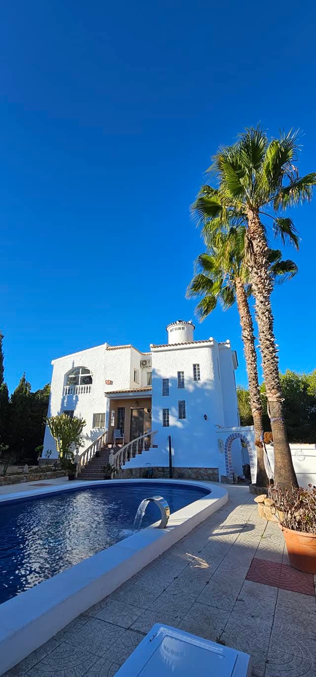 Spacious Detached Luxury Villa in Pinar de Campoverde with tourist licence