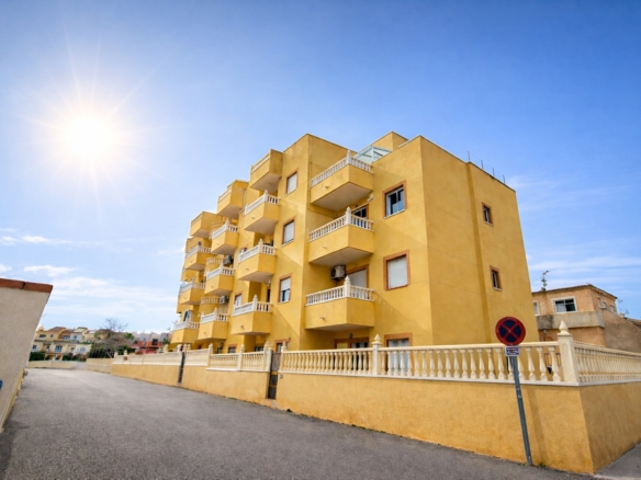 Apartment for Sale in Lomas de Cabo Roig with Panoramic Sea Views and Lift