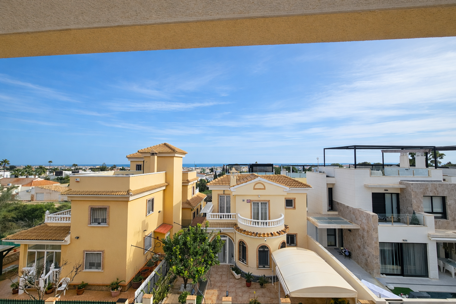 Apartment for Sale in Lomas de Cabo Roig with Panoramic Sea Views and Lift