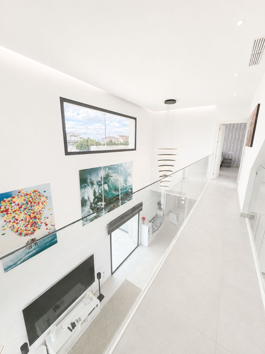 Villa for Sale in Benijofar, Alicante