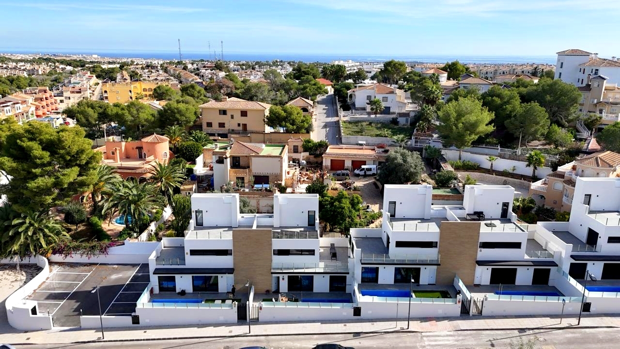 Villa for Sale in Villamartin, Alicante