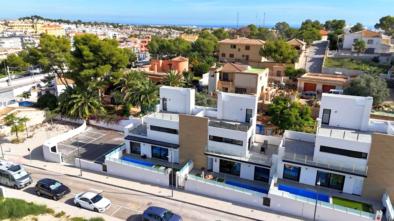 Villa for Sale in Villamartin, Alicante