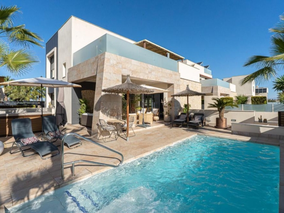 Villa for Sale in Benijofar, Alicante