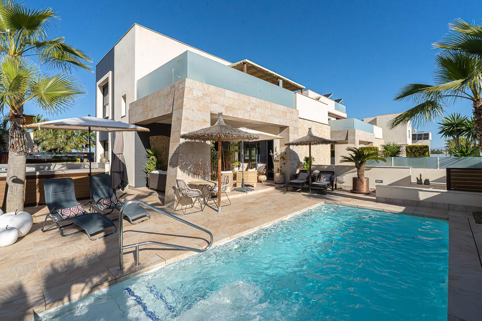 Villa for Sale in Benijofar, Alicante