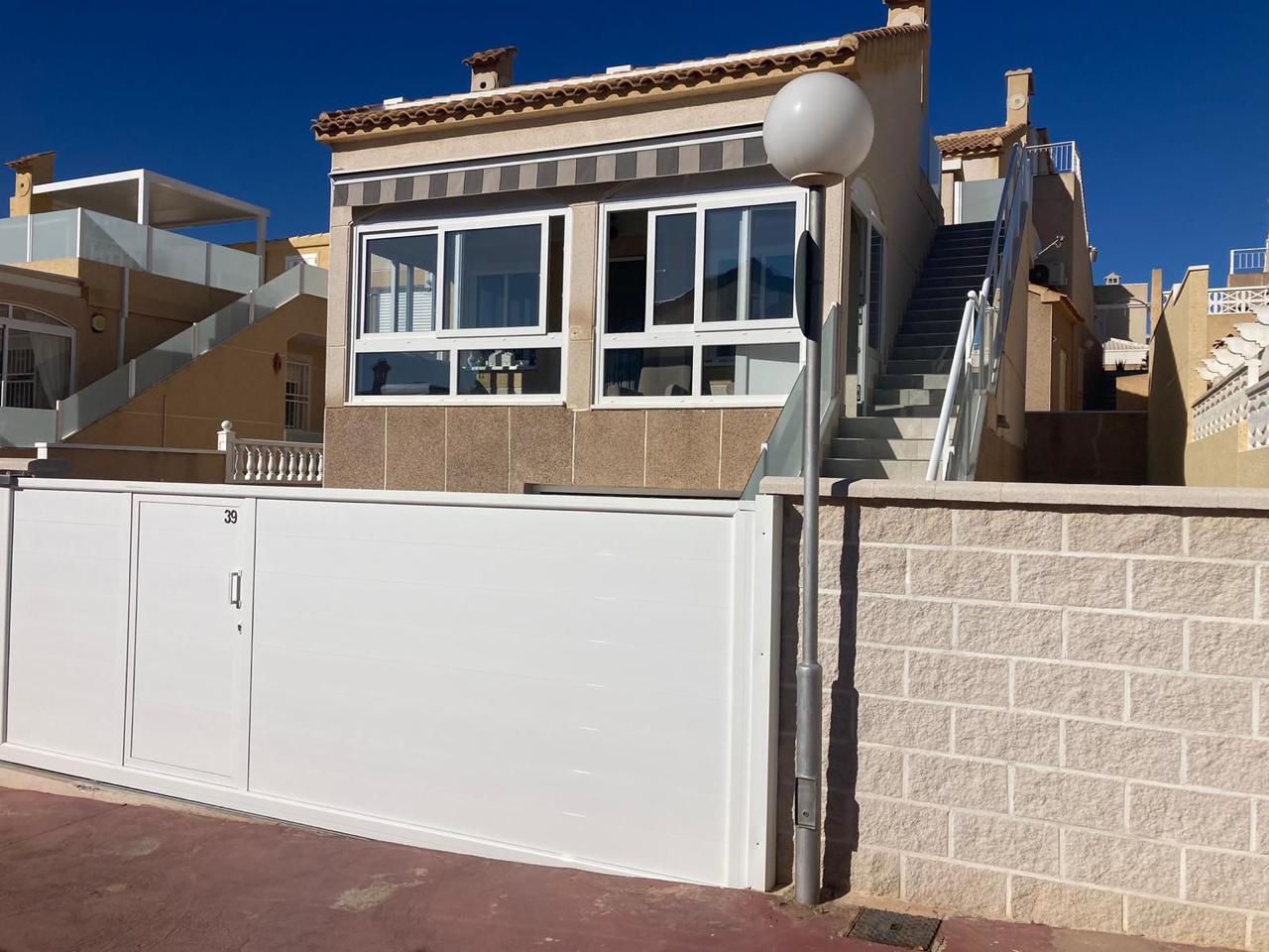 Detached Villa with Private Saltwater Pool in Lake Area Los Almendros