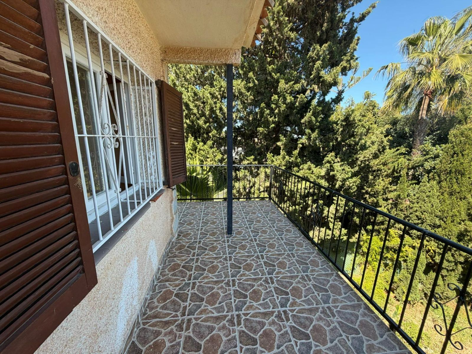 Detached Villa with Exceptional Renovation Potential in Los Balcones
