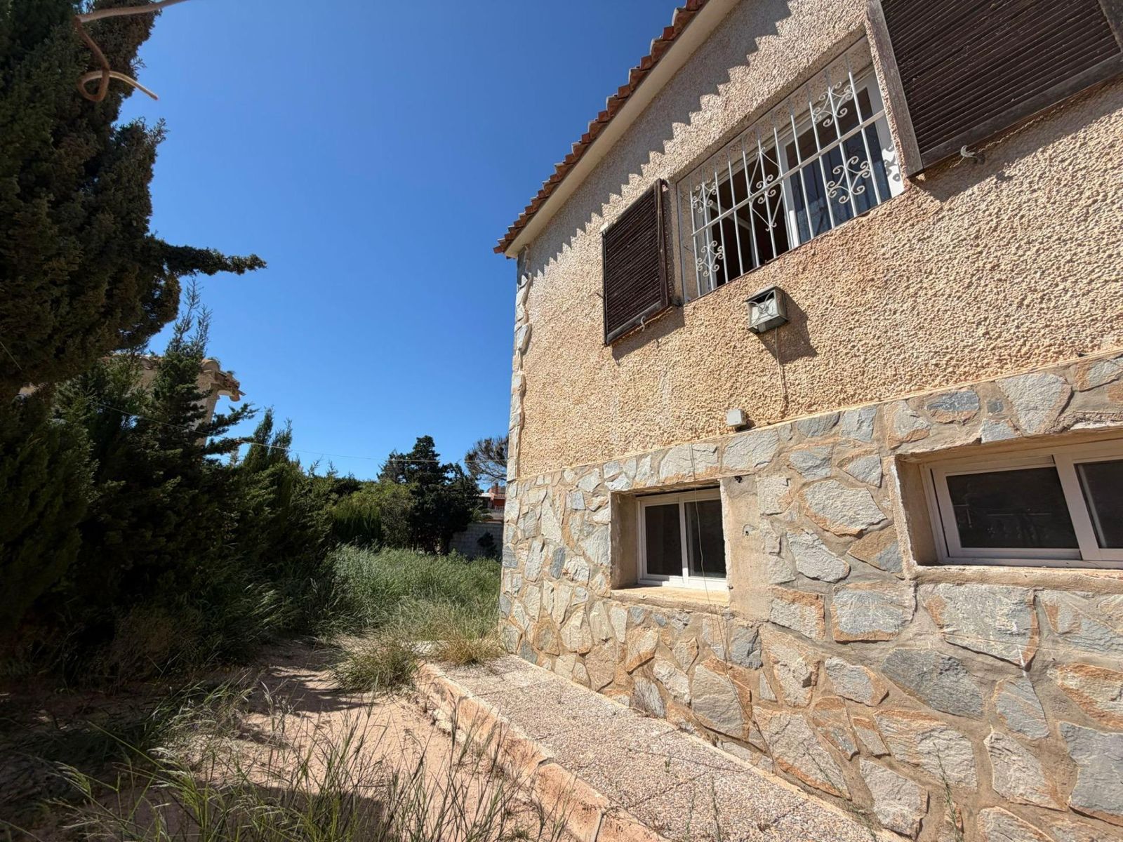 Detached Villa with Exceptional Renovation Potential in Los Balcones