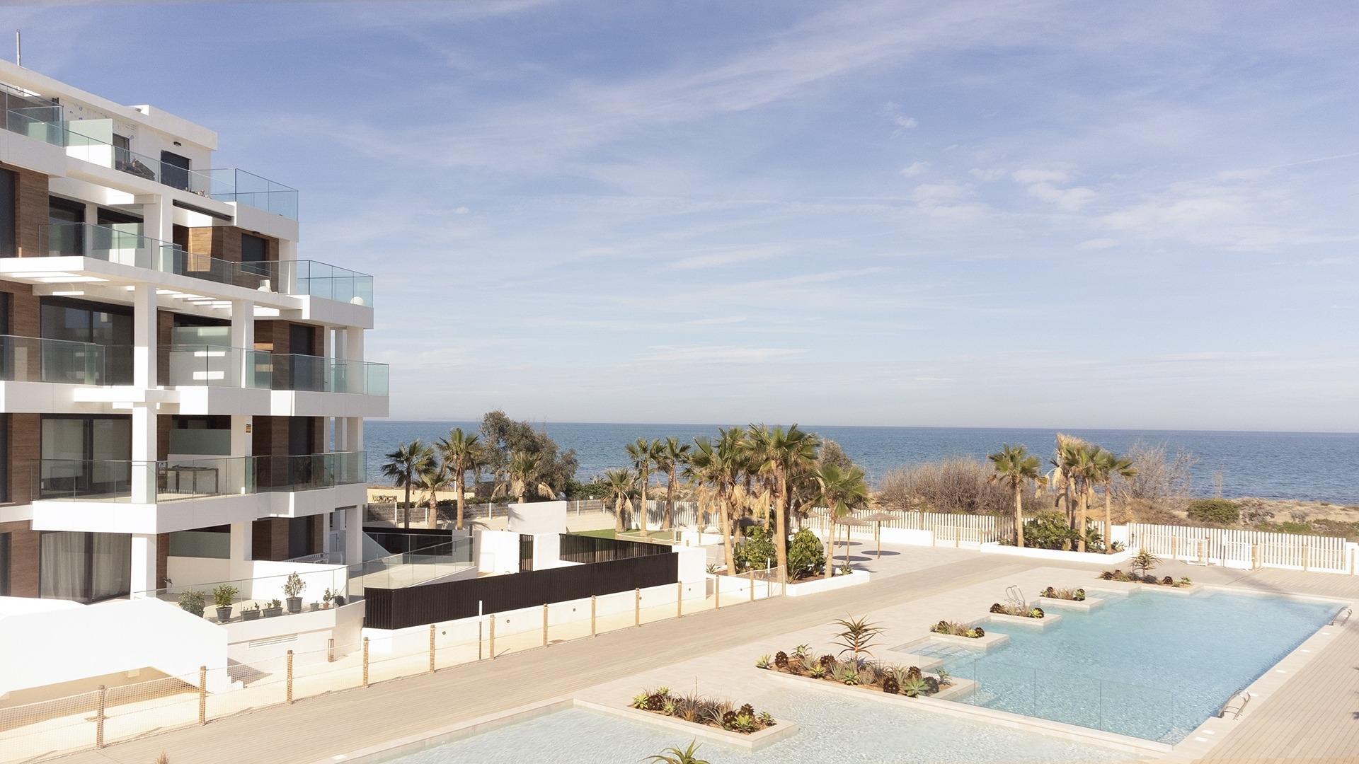8-1 MEDITERRANEAN HOUSING A FEW METERS FROM THE SEA