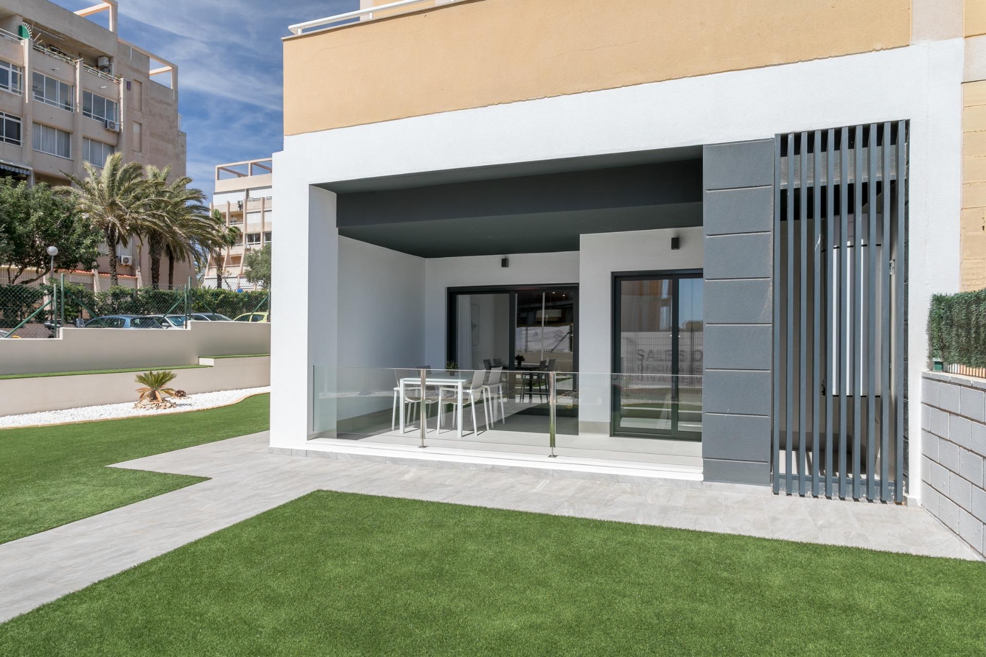 NEW BUILD GATED URBANIZATION IN TORREVIEJA ONLY 700M FROM THE BEACH