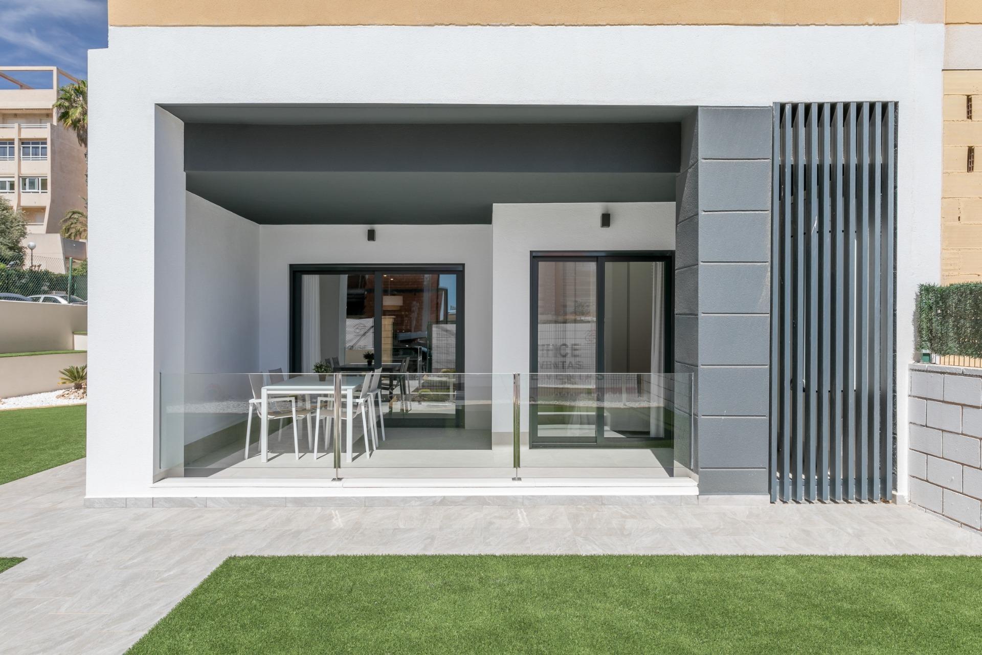 NEW BUILD GATED URBANIZATION IN TORREVIEJA ONLY 700M FROM THE BEACH