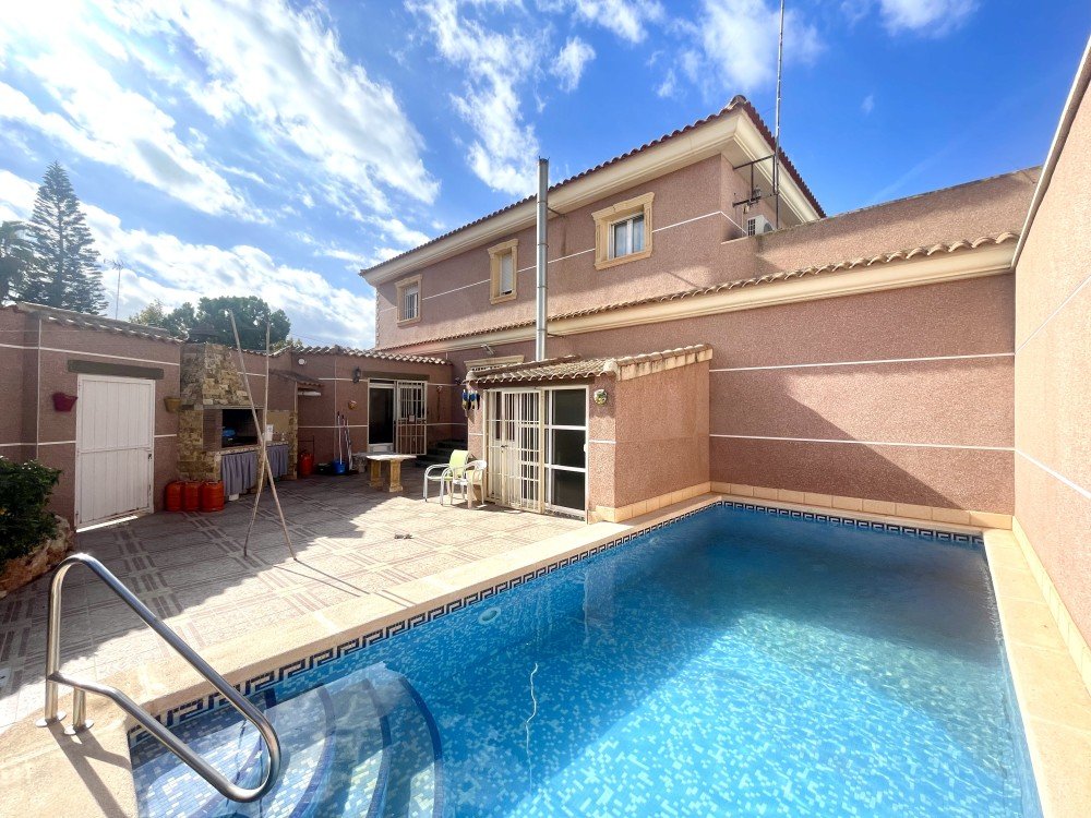 Swimming-pool-CSH7 Villa for Sale in Formentera del Segura, Alicante