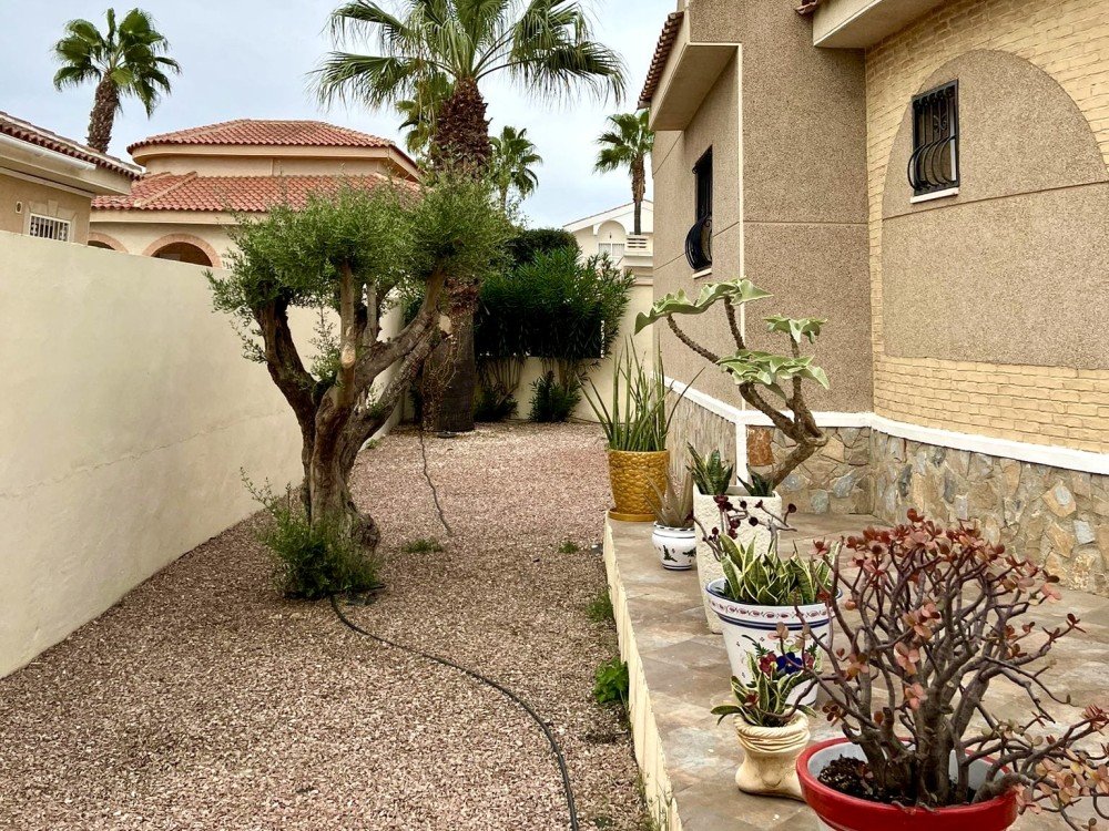 Villa for Sale in Benijofar, Alicante