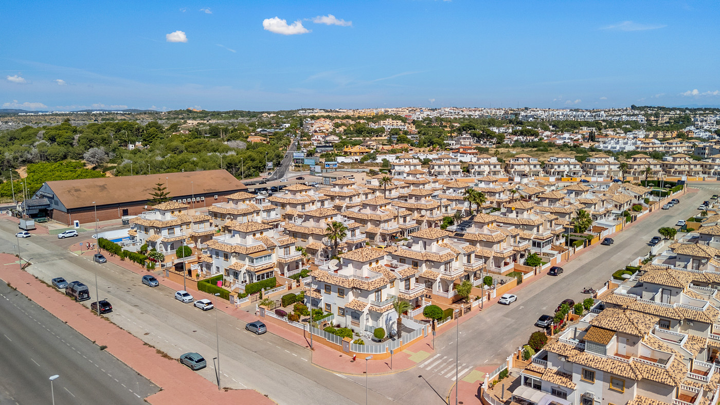 Quad House for Sale in Cabo Roig, Alicante