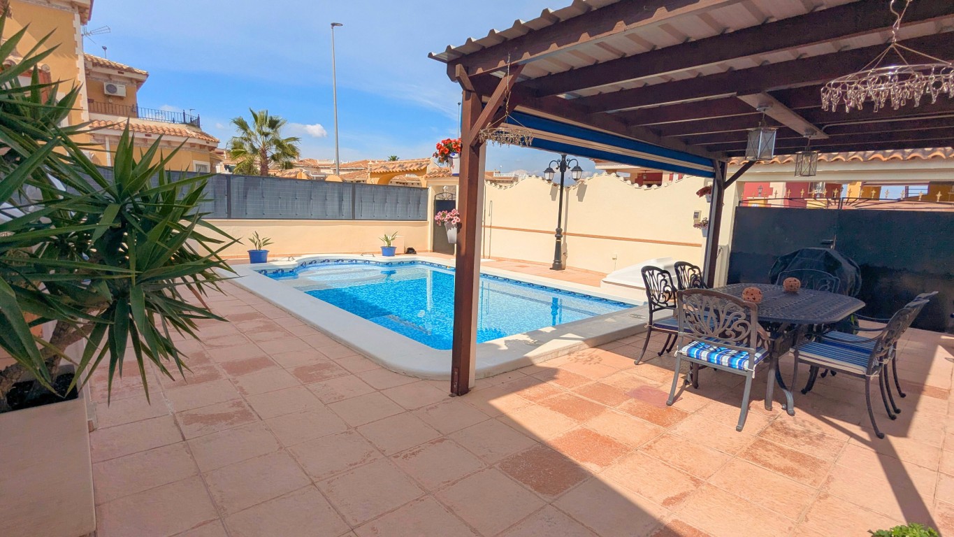 Villa for Sale in Bigastro, Alicante