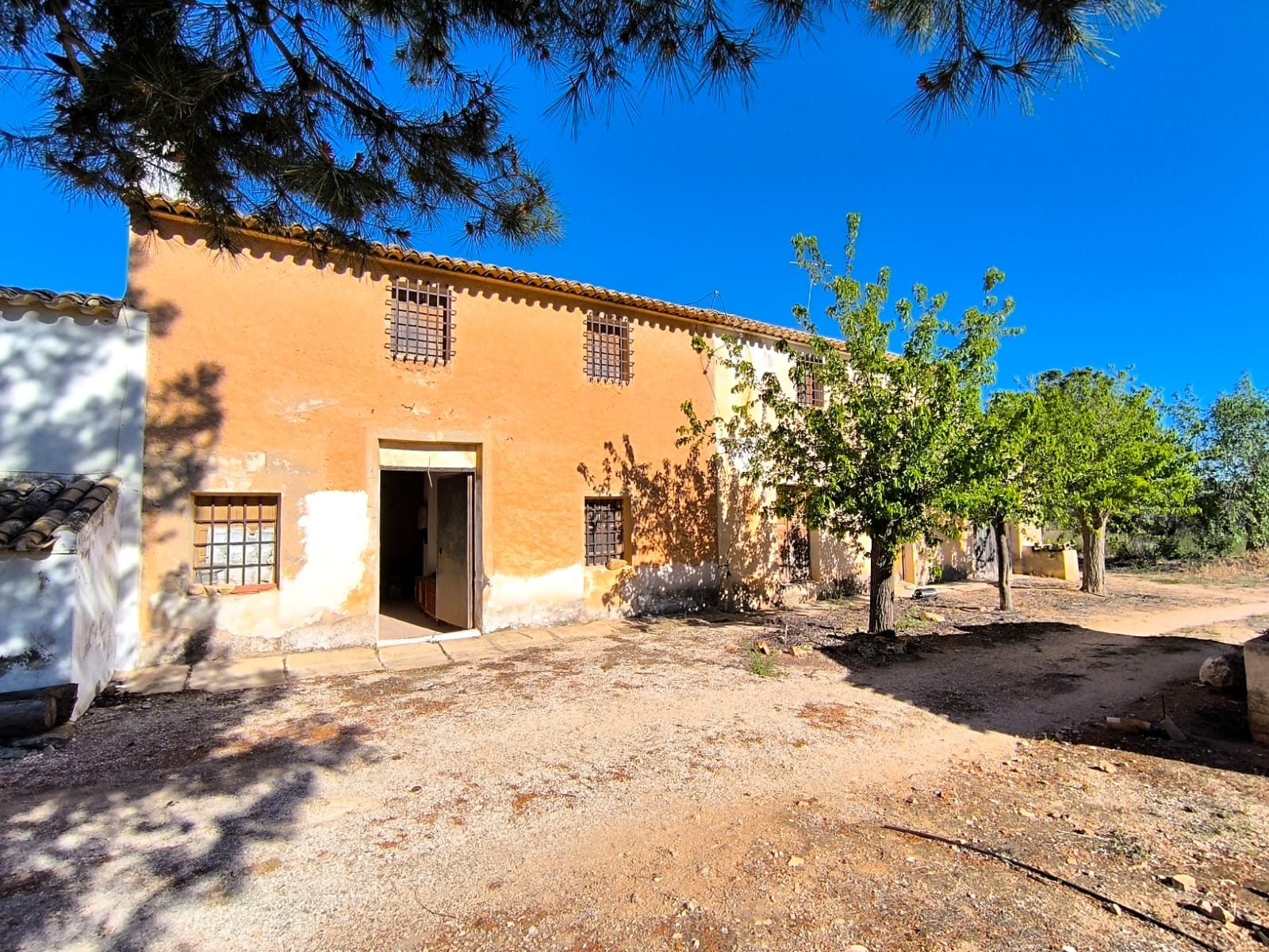 o_1jn0k93oo10agsqn1rm6nscfba26 Country House for Sale in Yecla, Murcia