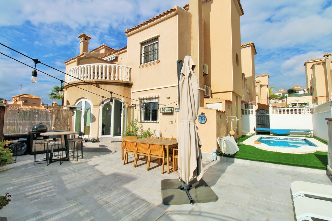 Town House for Sale in Villamartin, Alicante