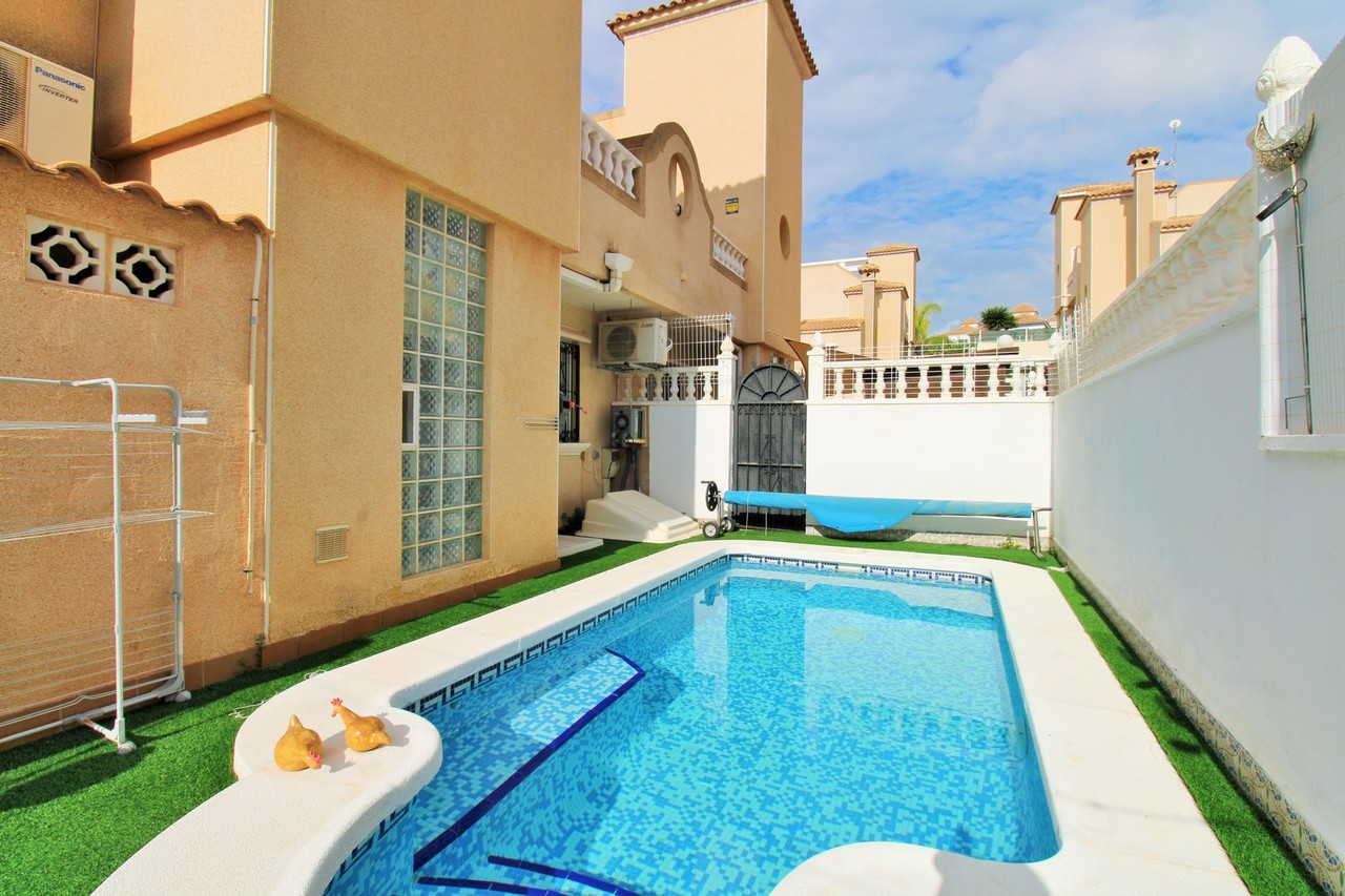 Town House for Sale in Villamartin, Alicante