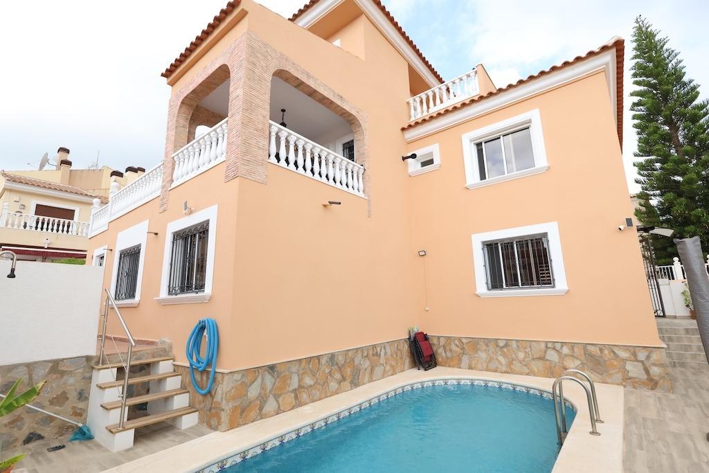 3-1 Villa for Sale in San Miguel de Salinas, Alicante