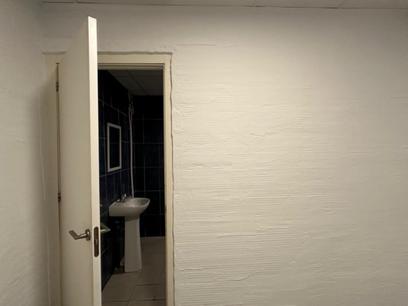 584