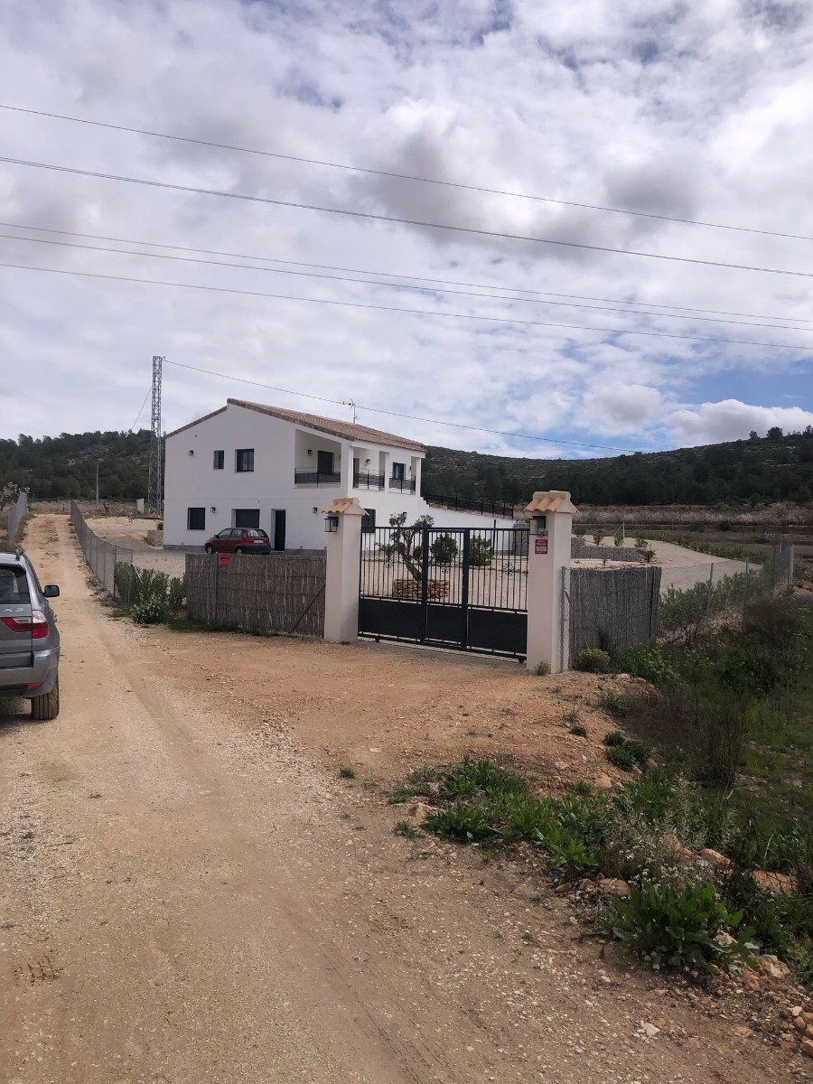 Villa for Sale in Pinoso, Alicante