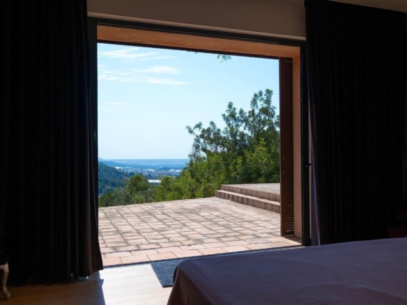 584