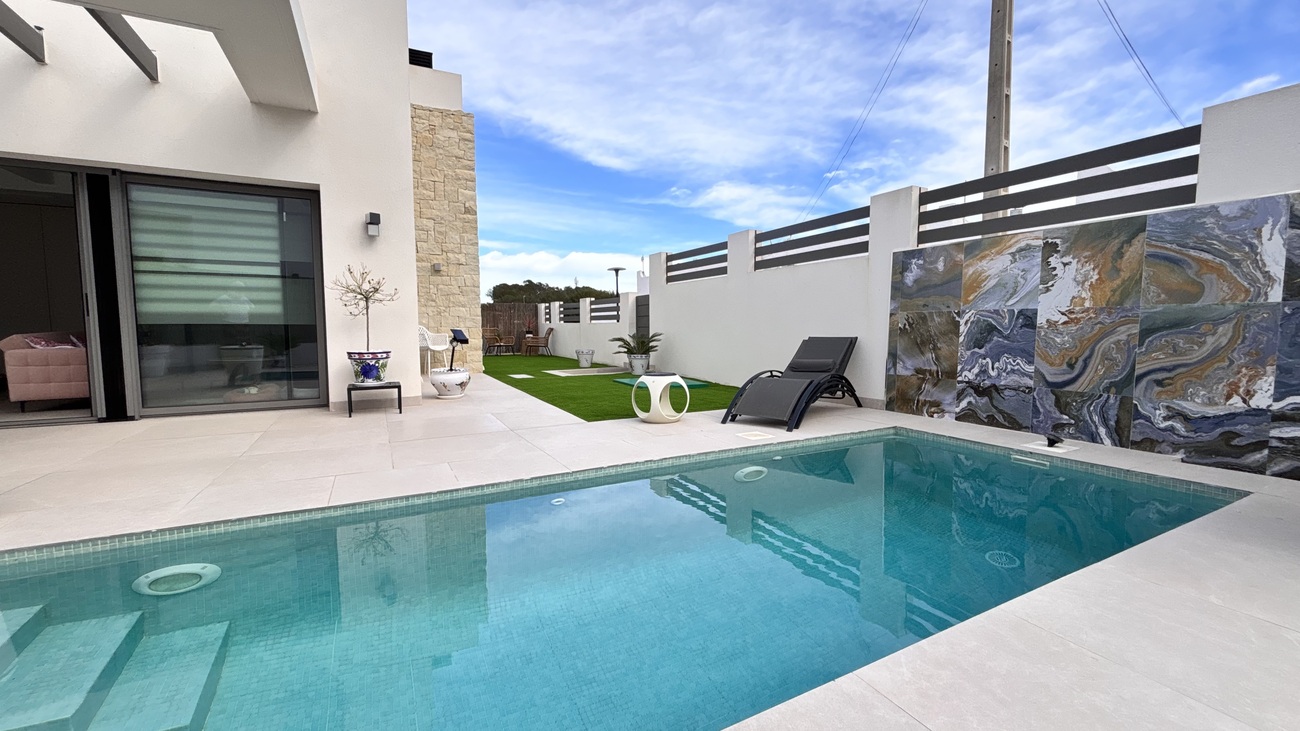 Villa for Sale in San Miguel de Salinas, Alicante