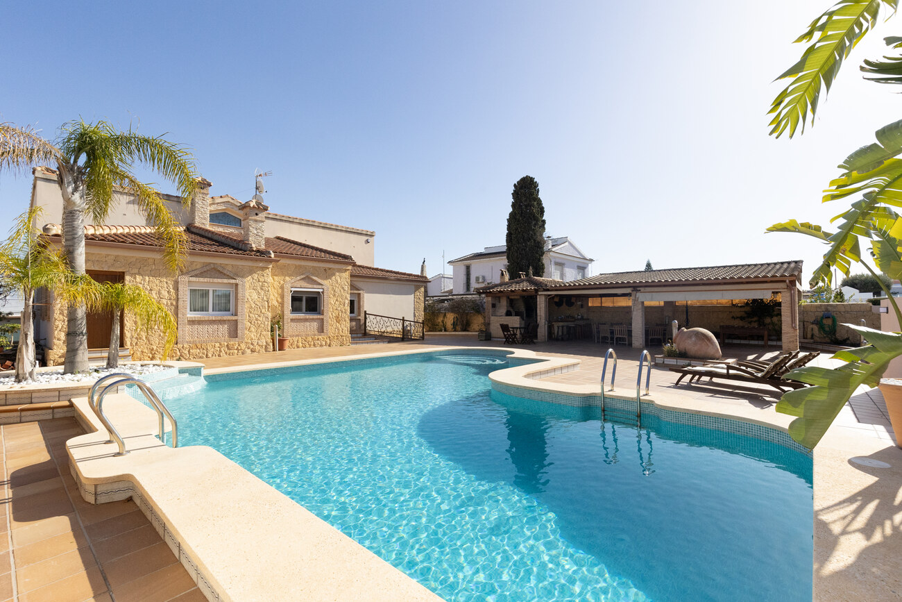 Villa for Sale in Torrevieja, Alicante