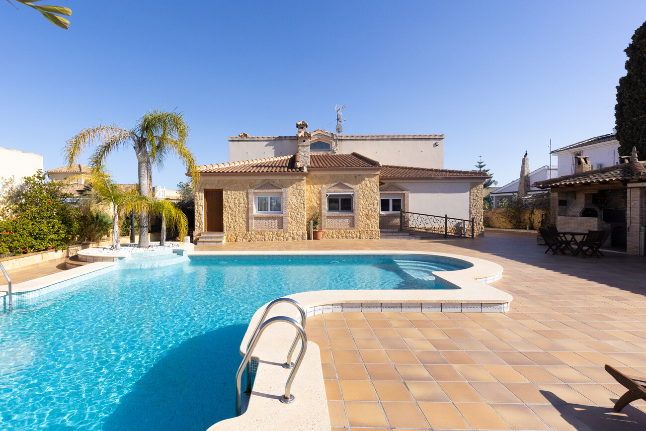 Villa for Sale in Torrevieja, Alicante