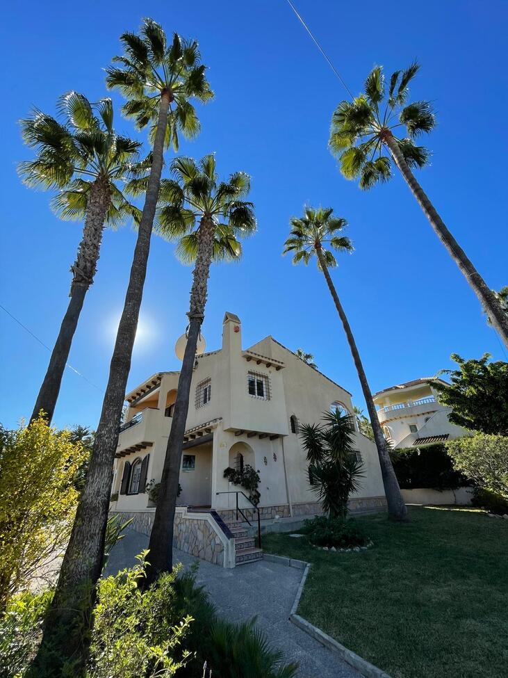Villa for Sale in Villamartin, Alicante