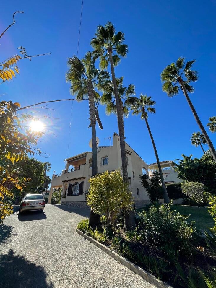 Villa for Sale in Villamartin, Alicante