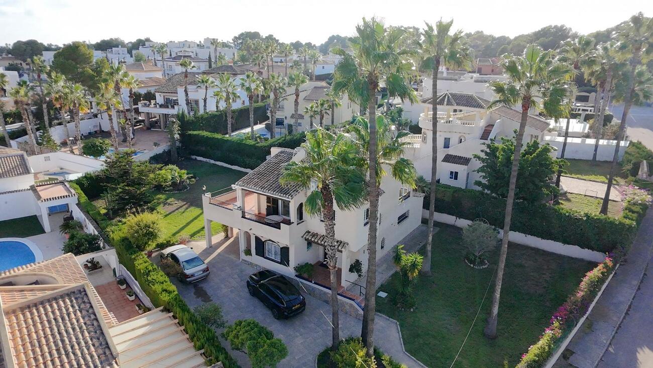 Villa for Sale in Villamartin, Alicante