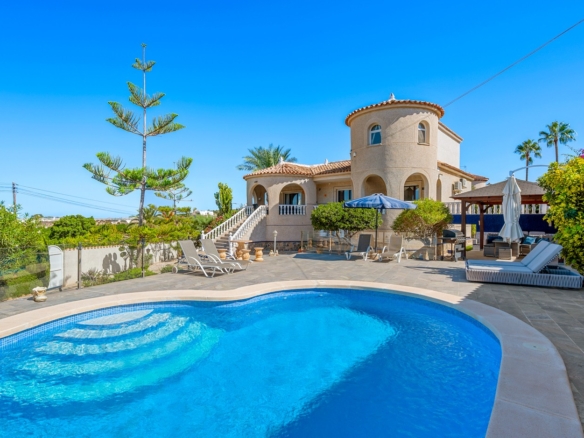 Villa for Sale in Almoradi, Alicante