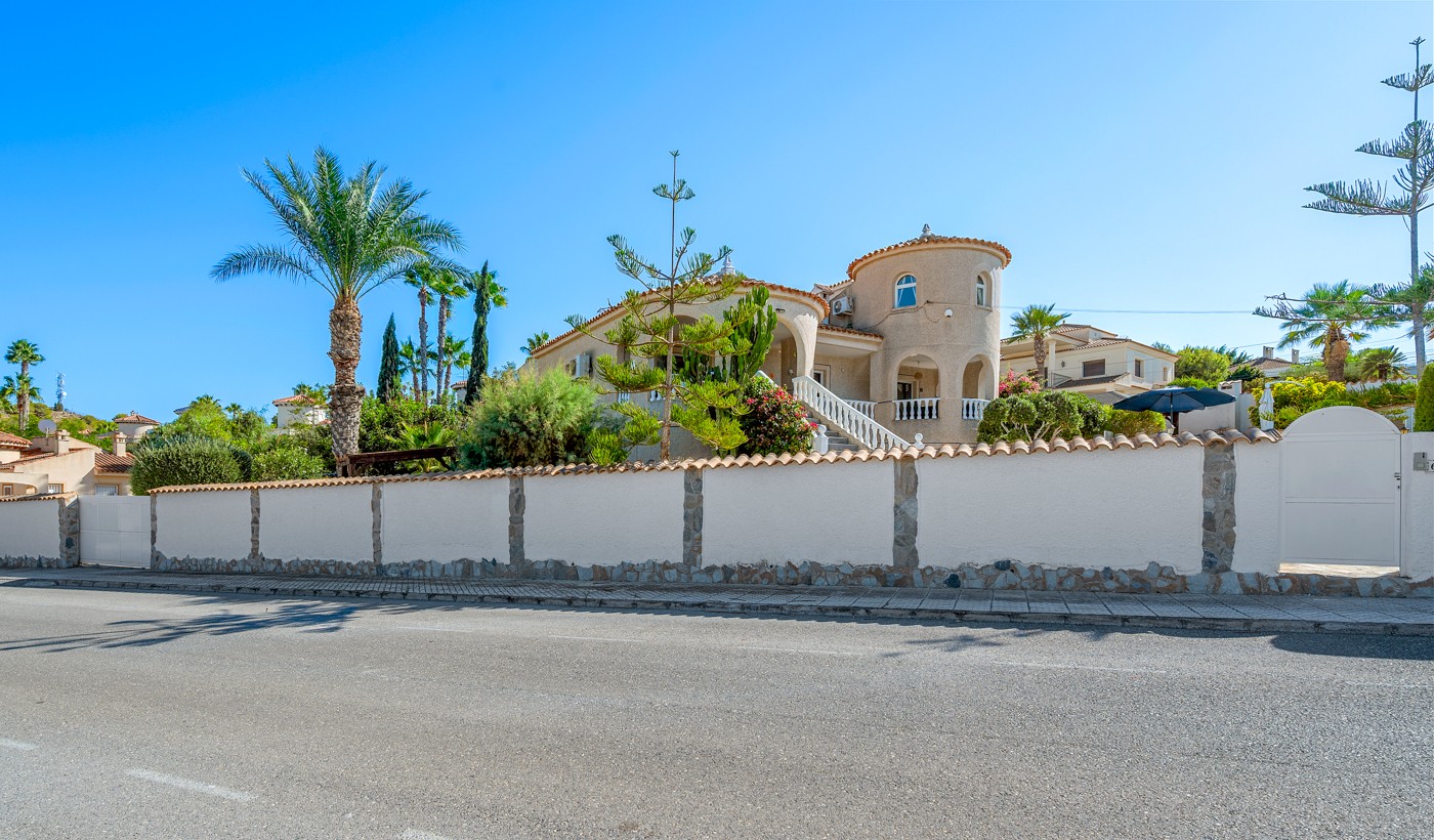 Villa for Sale in Almoradi, Alicante
