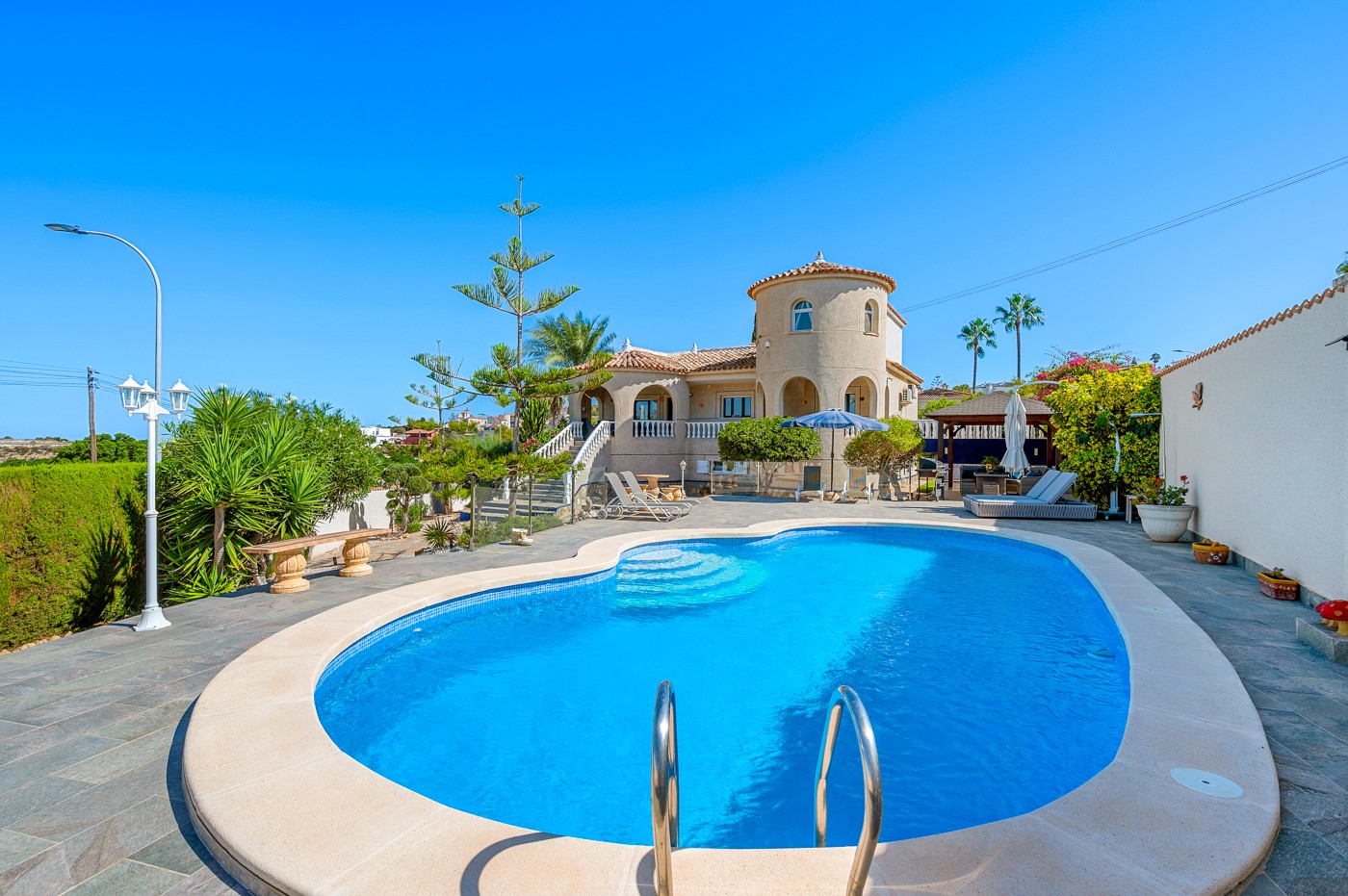 Villa for Sale in Almoradi, Alicante
