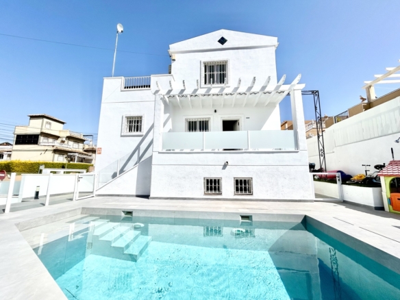 Villa for Sale in Villamartin, Alicante