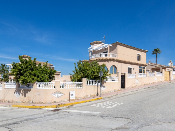 Villa for Sale in Benijofar, Alicante