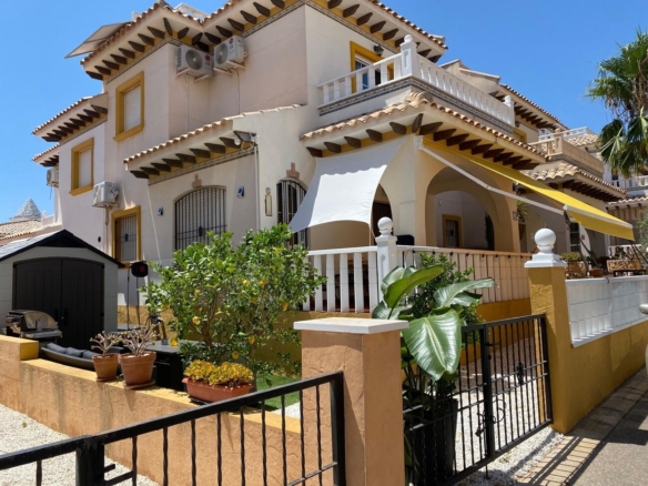 Bungalow for Sale in Lomas de Caboroig, Alicante