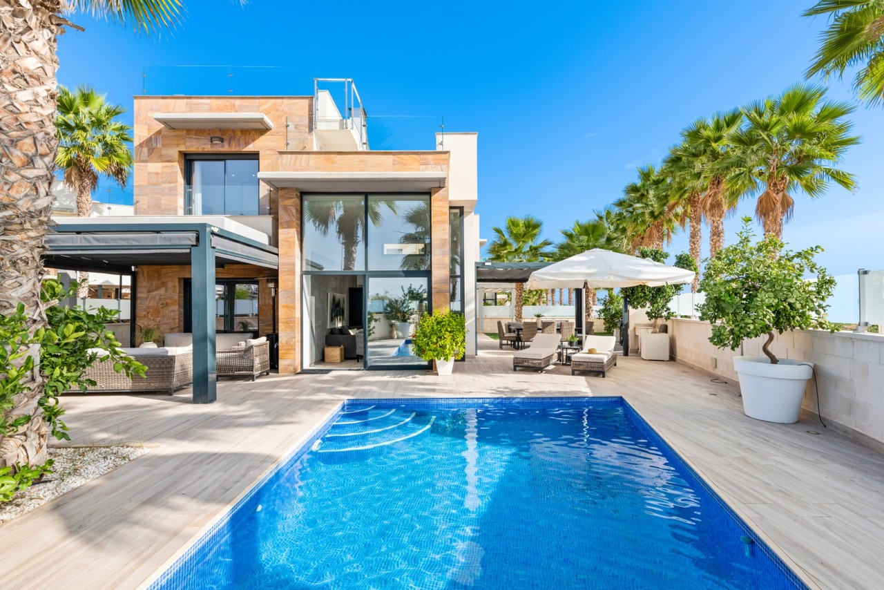 o_1icqom98g1k2shl210ca161q1bla3k_xlarge Villa for Sale in Cabo Roig, Alicante