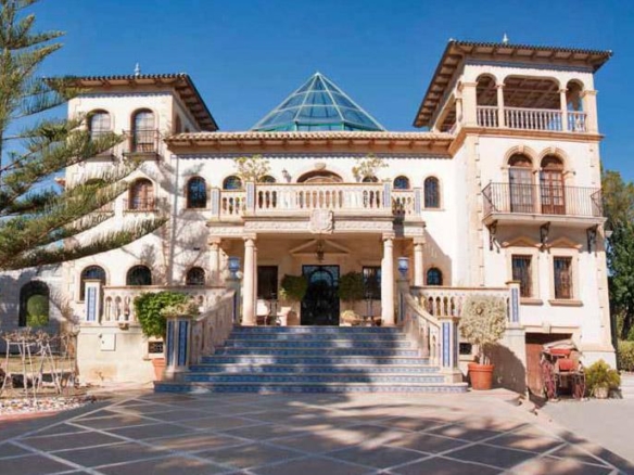 Villa for Sale in Villamartin, Alicante