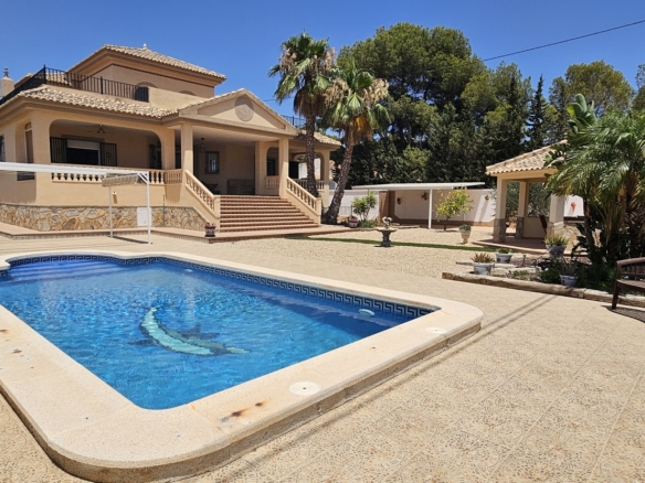 Villa for Sale in Pinar de Campoverde, Alicante