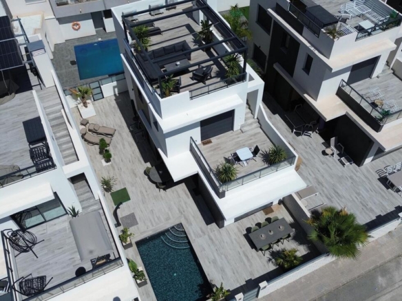 Villa for Sale in Benijofar, Alicante