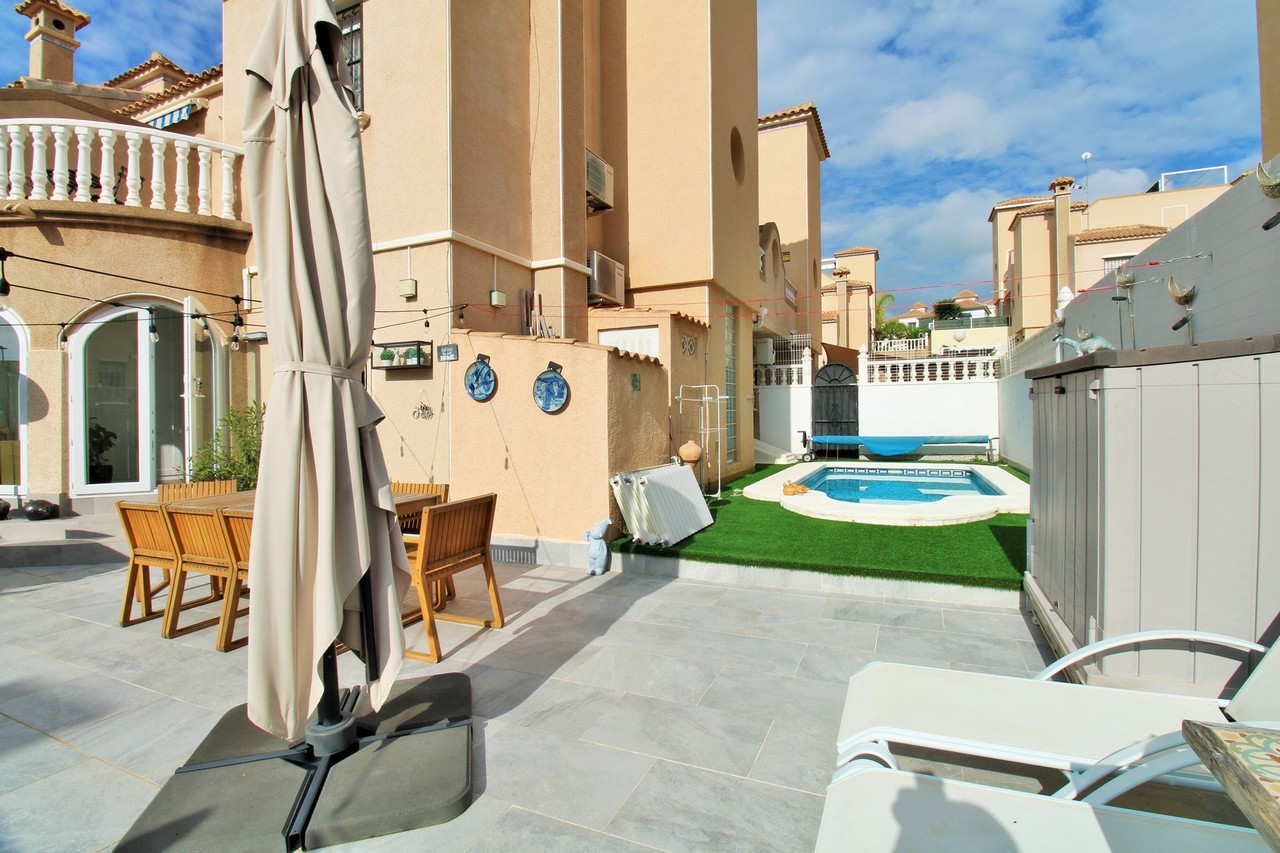 Town House for Sale in Villamartin, Alicante