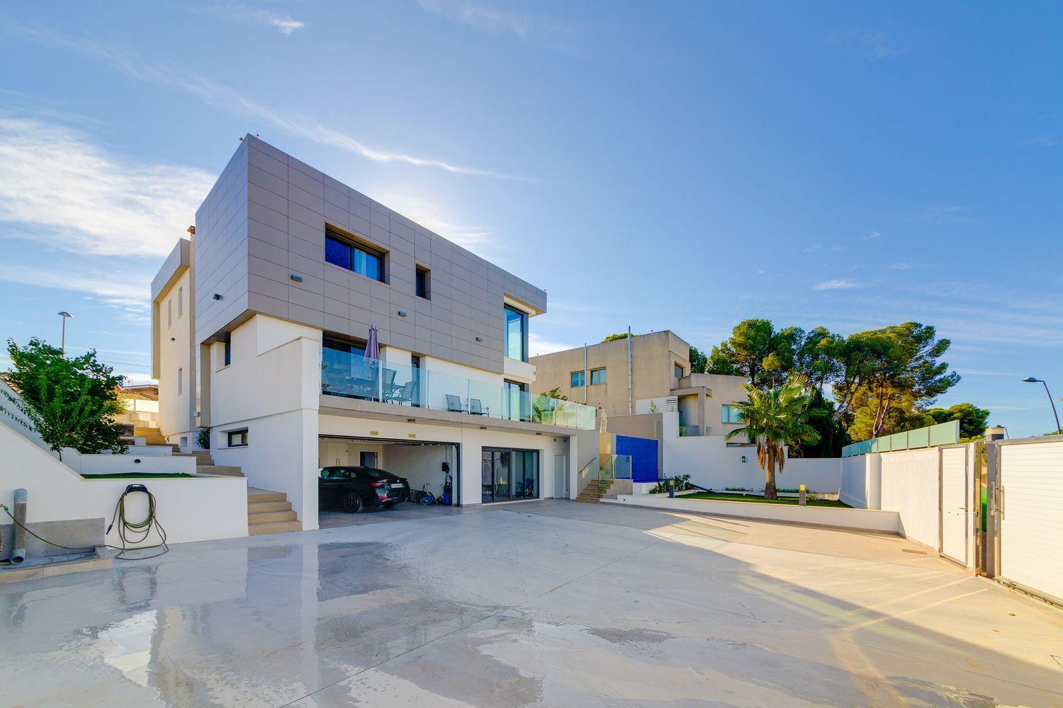 Villa for Sale in Torrevieja, Alicante