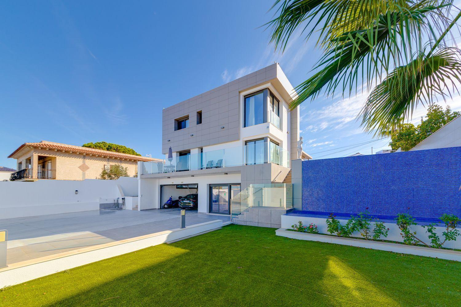 Villa for Sale in Torrevieja, Alicante
