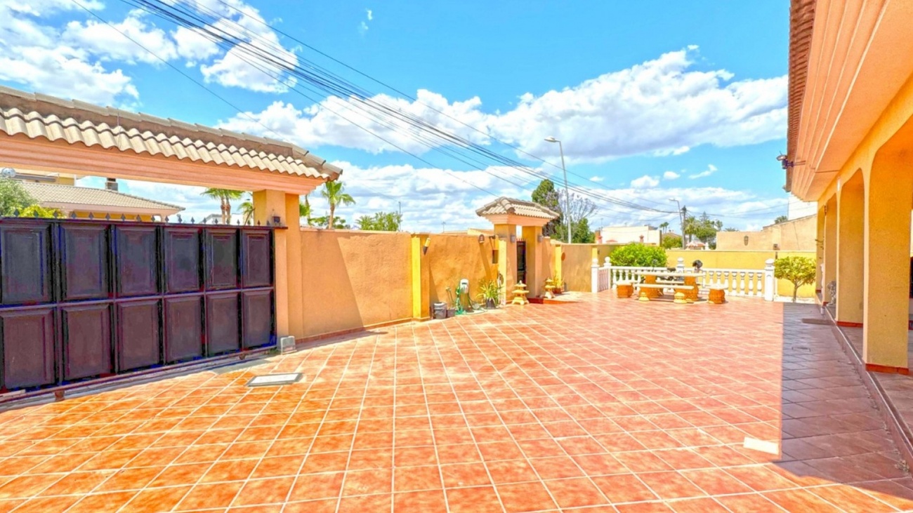 Villa for Sale in Torrevieja, Alicante