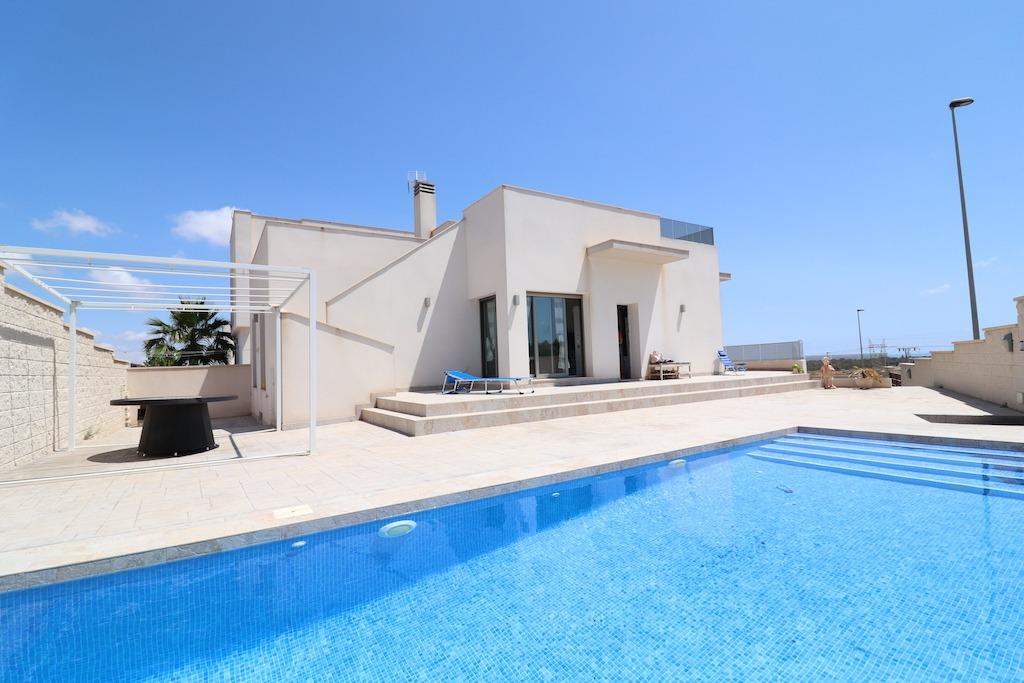 2-1 Villa for Sale in San Miguel de Salinas, Alicante